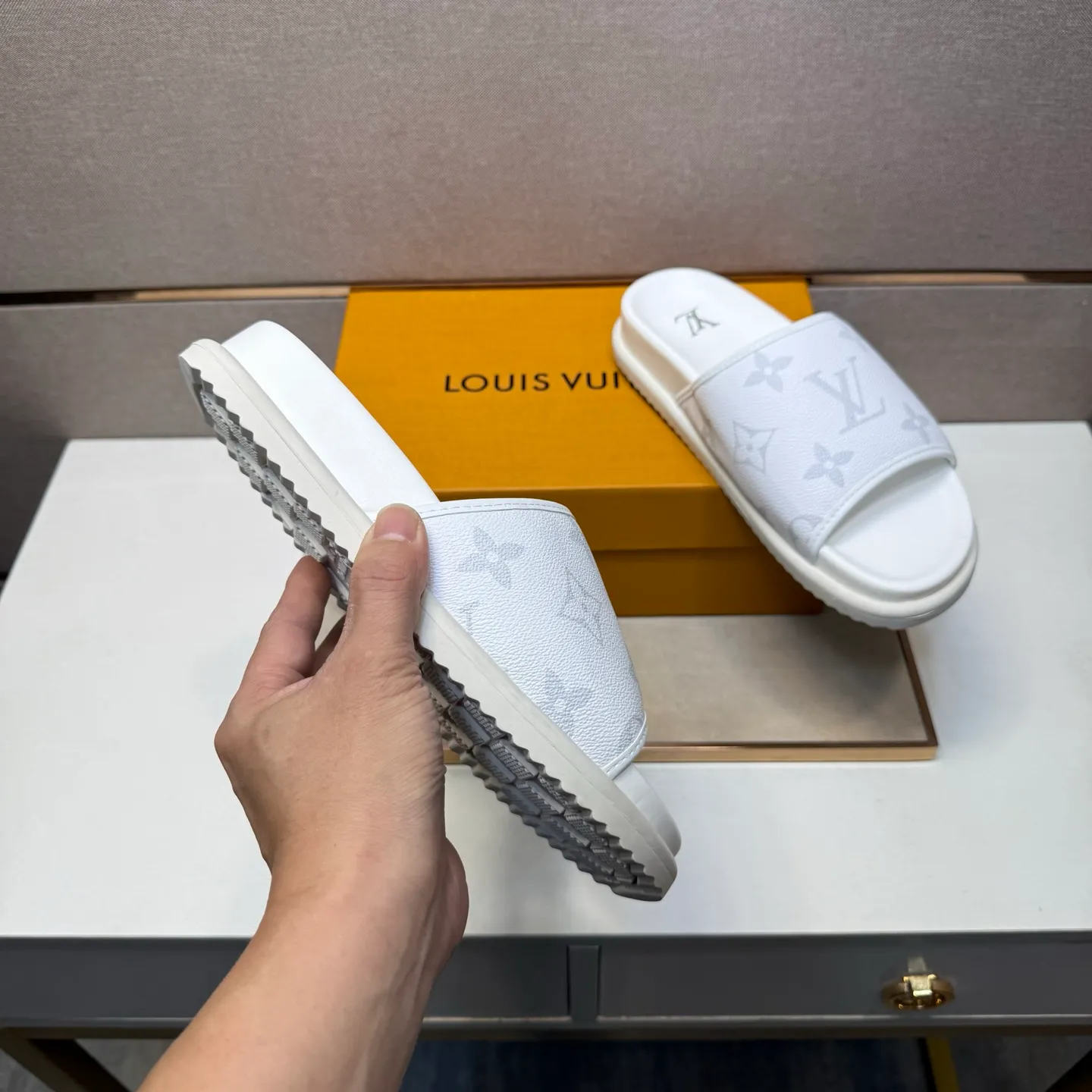 ⬛️Men's shoes 💰p320 [LV～] Men's casual slippers 2025z cabinet sales simultaneously 🔶Size: 38-44 #️⃣ 🔷3 colors🔜The upper is made of multi-material splicing ➕Genuine leather lining, comfortable and breathable, sole: original comfortable and wear-resistant outsole, ⚠️real thing📱photographed🎬real thing is better📢📢📢